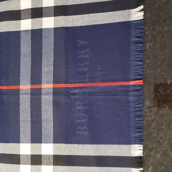 NWOT Burberry Lightweight Navy Scarf in Check Cashmere with Fine Eyelash Fringes - Picture 9 of 9